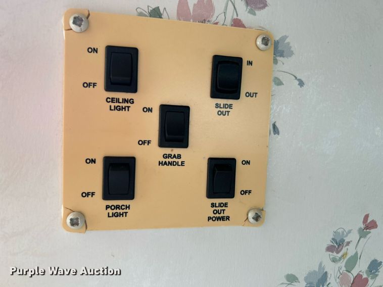 image for item DI7863 2000 Sunnybrook 33BW  camper