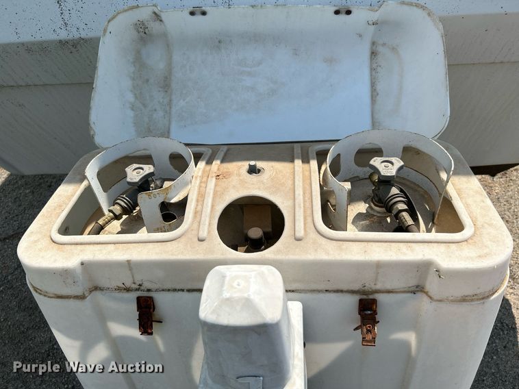 image for item DI7863 2000 Sunnybrook 33BW  camper