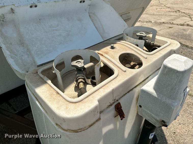 image for item DI7863 2000 Sunnybrook 33BW  camper