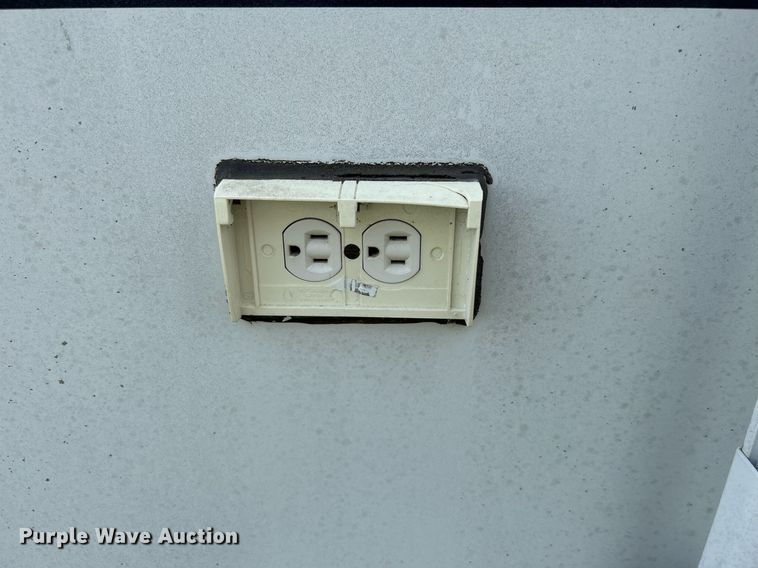 image for item DI7863 2000 Sunnybrook 33BW  camper