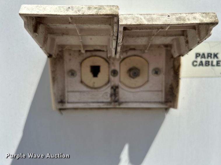 image for item DI7863 2000 Sunnybrook 33BW  camper