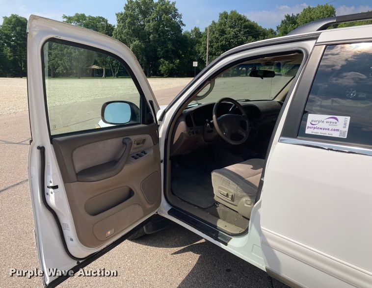 image for item DJ6177 2001 Toyota Sequoia  SUV