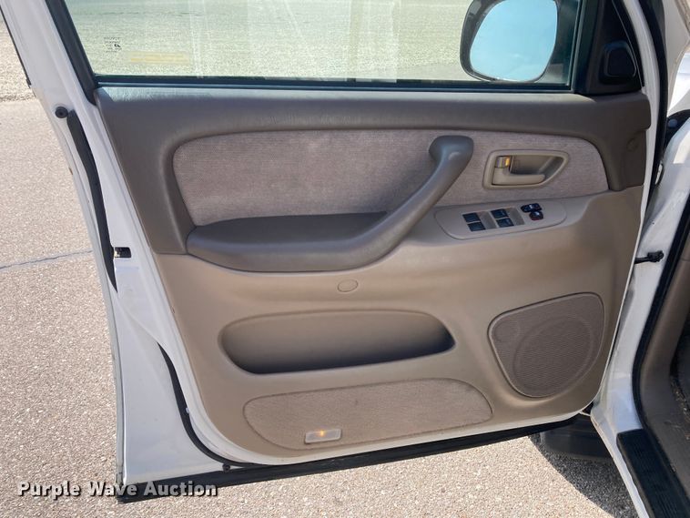 image for item DJ6177 2001 Toyota Sequoia  SUV