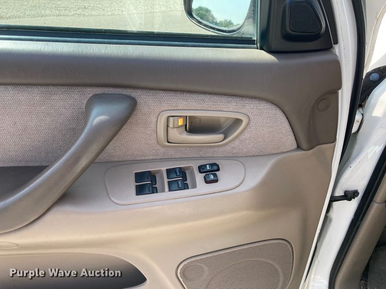 image for item DJ6177 2001 Toyota Sequoia  SUV