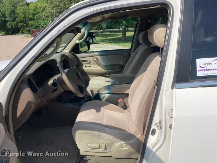 image for item DJ6177 2001 Toyota Sequoia  SUV