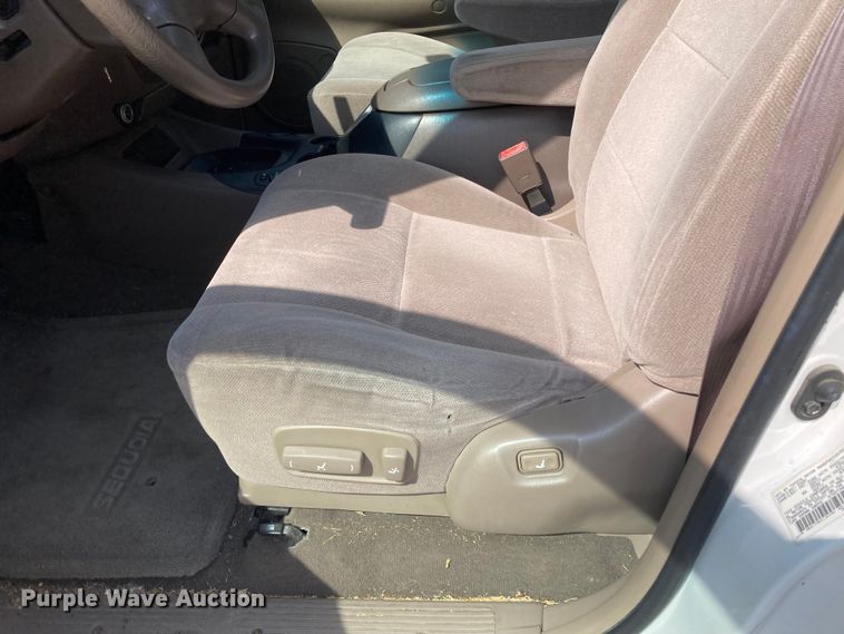 image for item DJ6177 2001 Toyota Sequoia  SUV