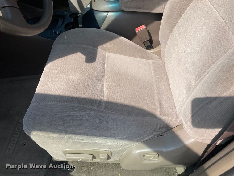 image for item DJ6177 2001 Toyota Sequoia  SUV
