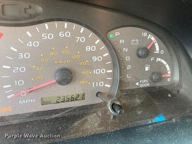 image for item DJ6177 2001 Toyota Sequoia  SUV