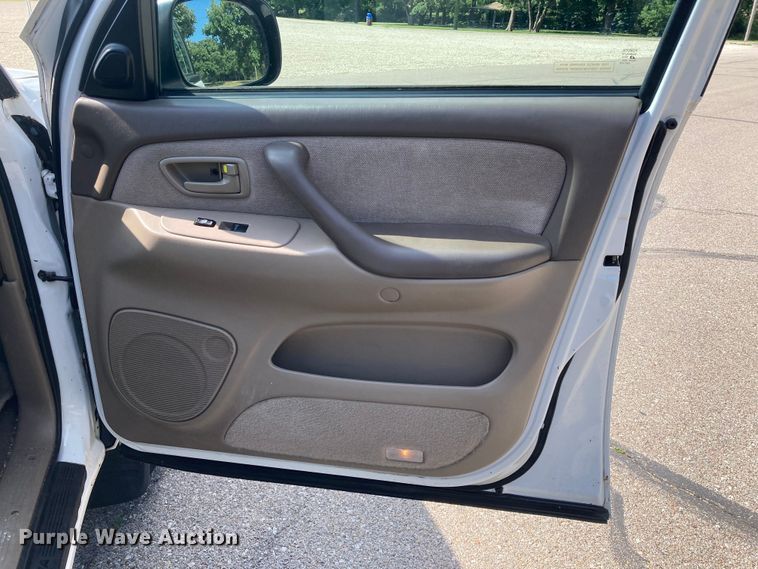 image for item DJ6177 2001 Toyota Sequoia  SUV