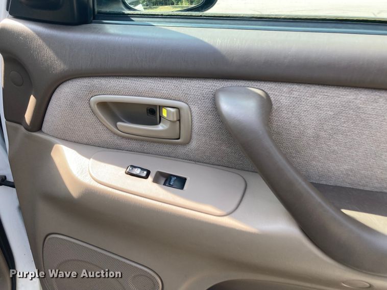 image for item DJ6177 2001 Toyota Sequoia  SUV