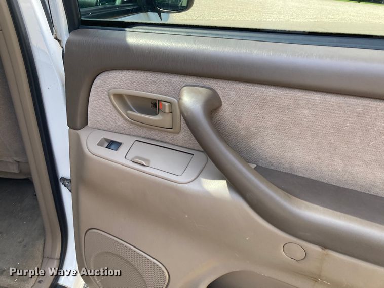 image for item DJ6177 2001 Toyota Sequoia  SUV