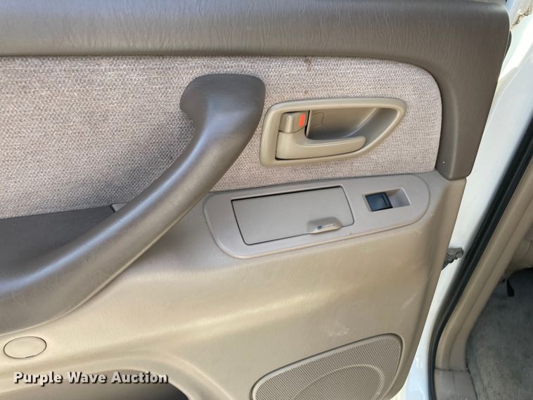 image for item DJ6177 2001 Toyota Sequoia  SUV