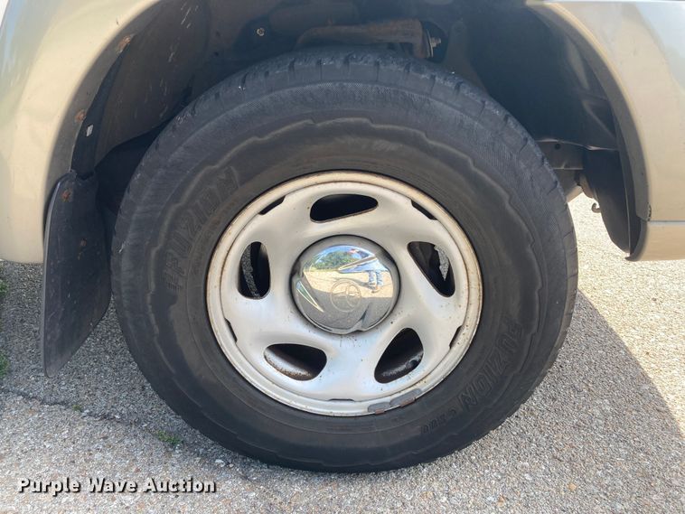 image for item DJ6177 2001 Toyota Sequoia  SUV