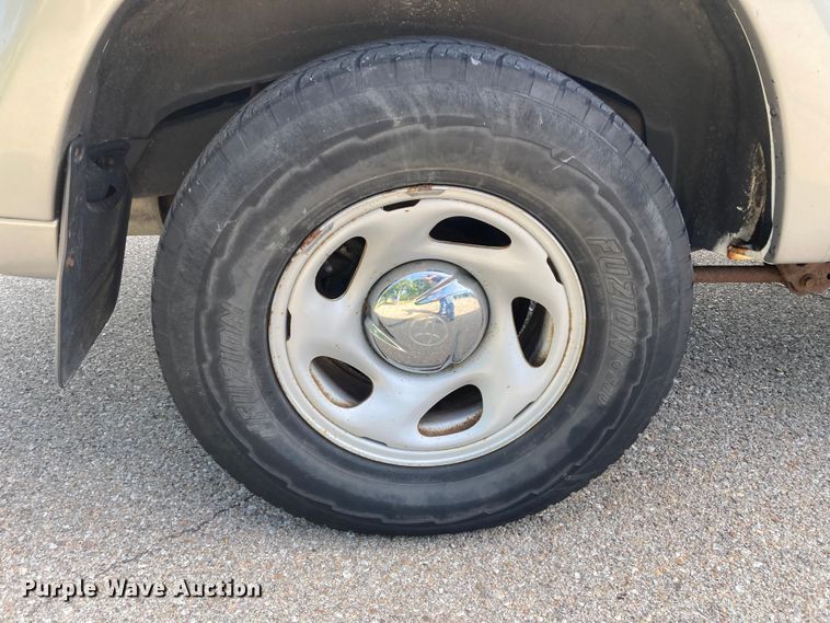 image for item DJ6177 2001 Toyota Sequoia  SUV