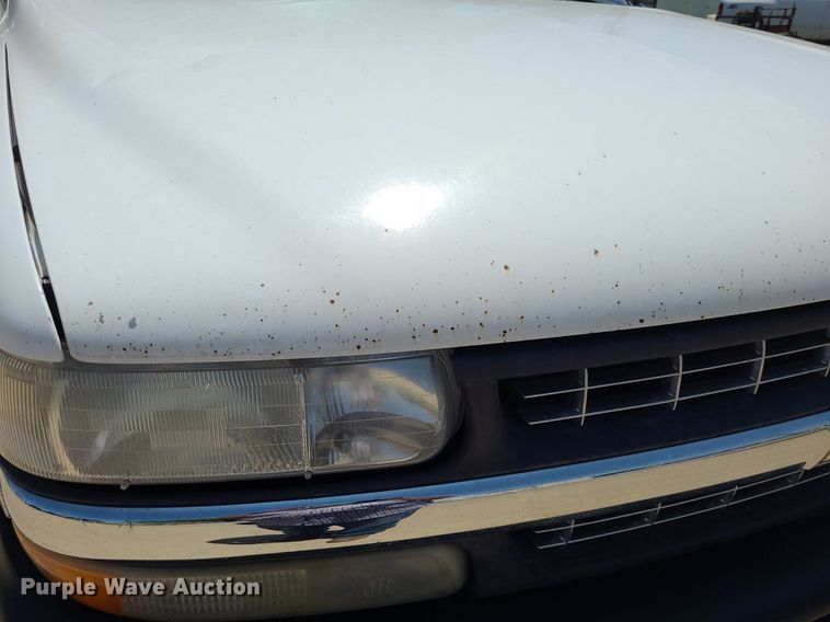 image for item DK1883 2002 Chevrolet Silverado 2500  pickup truck