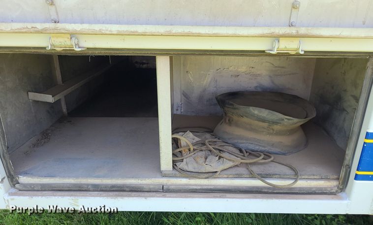 image for item DK1885 2000 Ford F550 Super Duty XL  utility / service truck