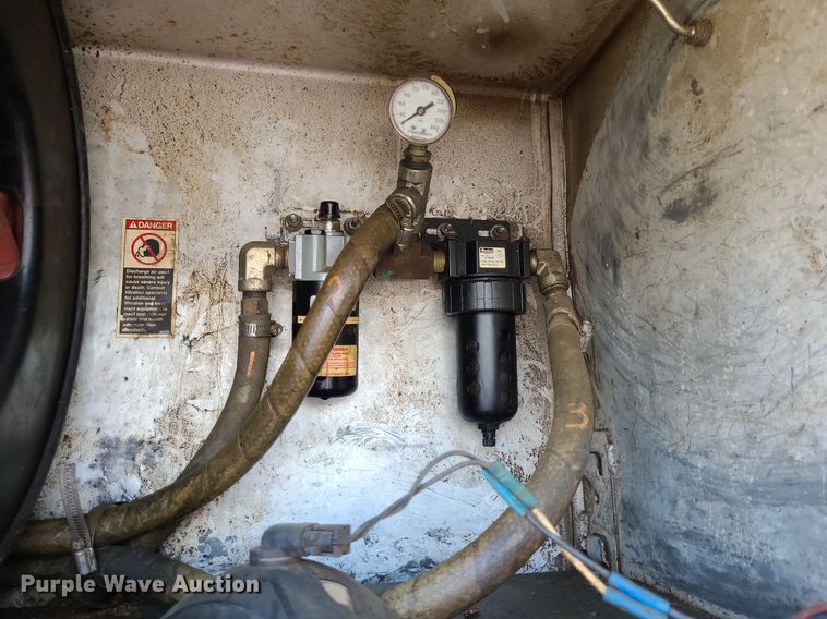 image for item DK1885 2000 Ford F550 Super Duty XL  utility / service truck