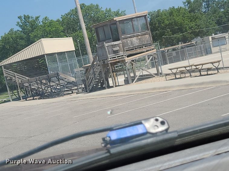 image for item DK1969 2000 Ford F250 Super Duty XLT  SuperCab flatbed pickup truck