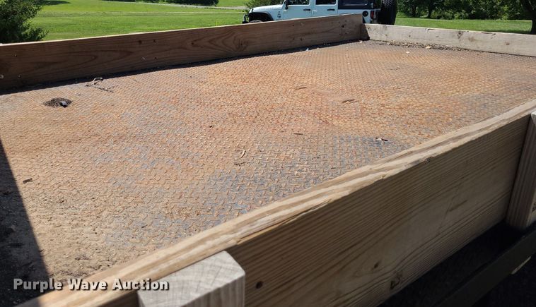 image for item DK1970 2004 Ford F350 Super Duty XL Crew Cab flatbed pickup truck