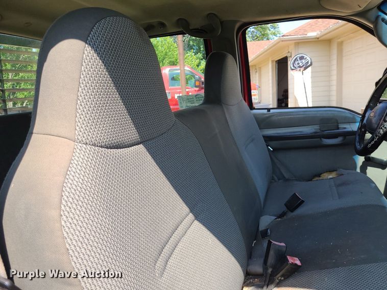 image for item DK1970 2004 Ford F350 Super Duty XL Crew Cab flatbed pickup truck