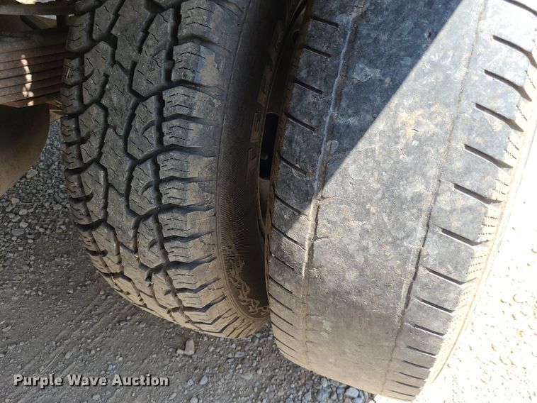 image for item DK1970 2004 Ford F350 Super Duty XL Crew Cab flatbed pickup truck