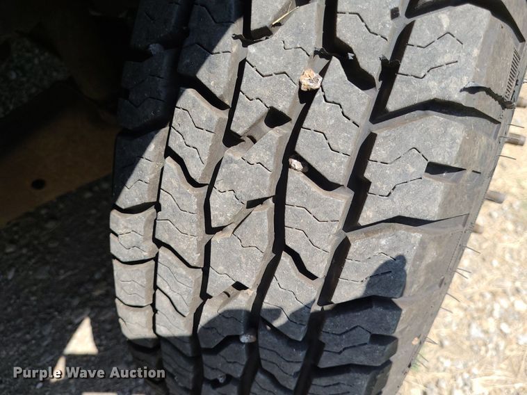 image for item DK1970 2004 Ford F350 Super Duty XL Crew Cab flatbed pickup truck