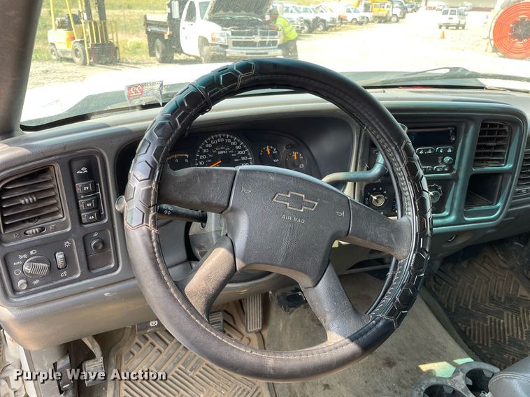 image for item DL3786 2005 Chevrolet Silverado 2500HD  Crew Cab pickup truck