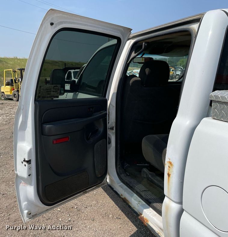 image for item DL3786 2005 Chevrolet Silverado 2500HD  Crew Cab pickup truck