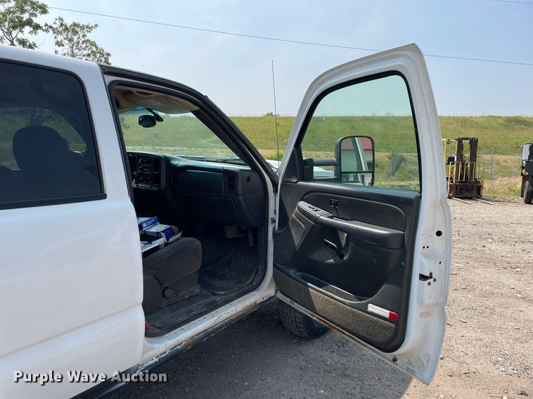 image for item DL3786 2005 Chevrolet Silverado 2500HD  Crew Cab pickup truck