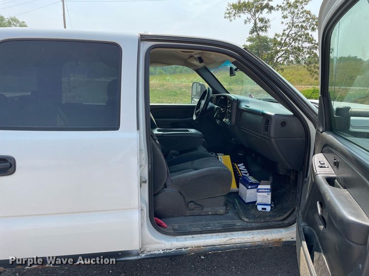 image for item DL3786 2005 Chevrolet Silverado 2500HD  Crew Cab pickup truck