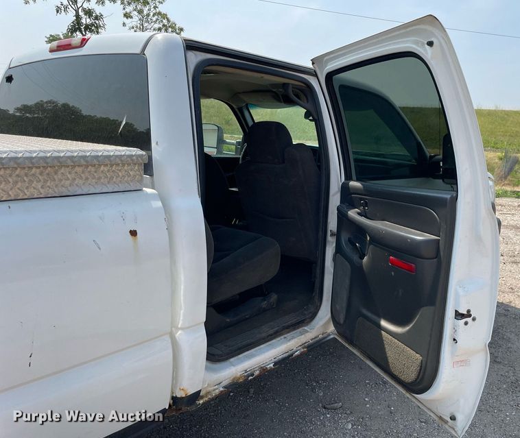 image for item DL3786 2005 Chevrolet Silverado 2500HD  Crew Cab pickup truck