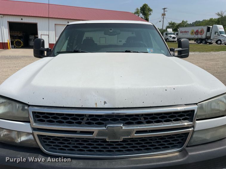 image for item DL3786 2005 Chevrolet Silverado 2500HD  Crew Cab pickup truck