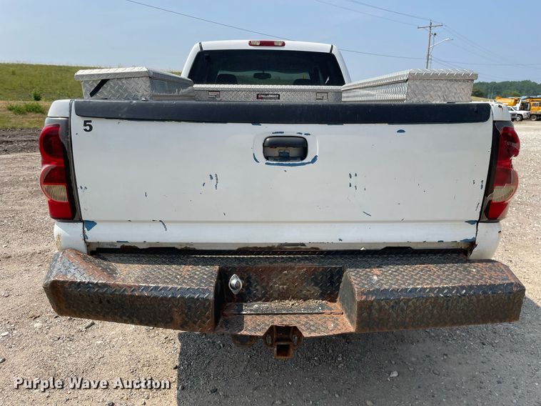 image for item DL3786 2005 Chevrolet Silverado 2500HD  Crew Cab pickup truck
