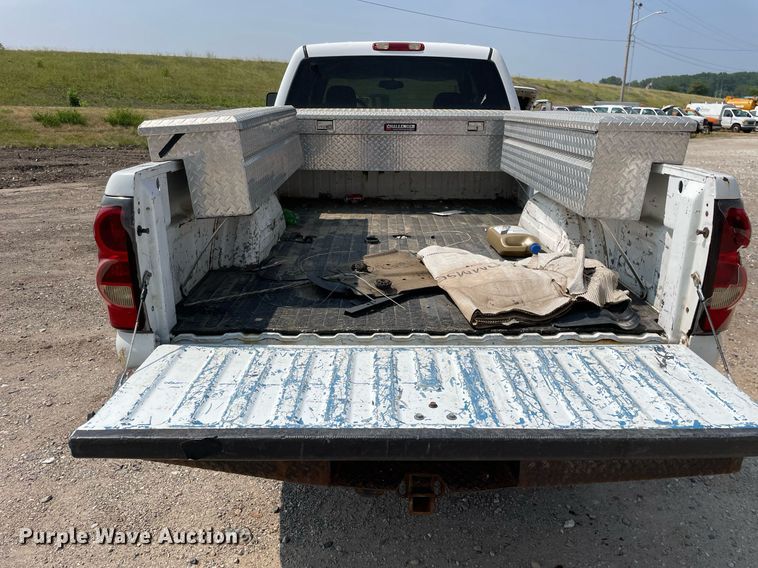 image for item DL3786 2005 Chevrolet Silverado 2500HD  Crew Cab pickup truck