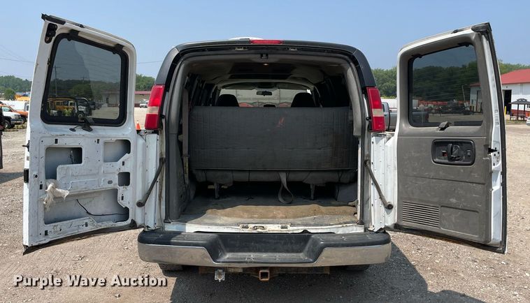 image for item DL3788 2004 Chevrolet Express 3500  van