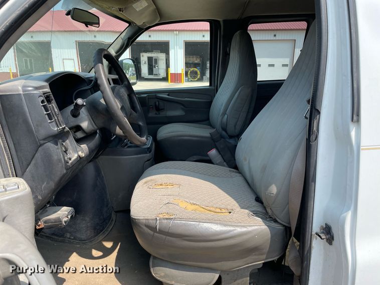image for item DL3788 2004 Chevrolet Express 3500  van