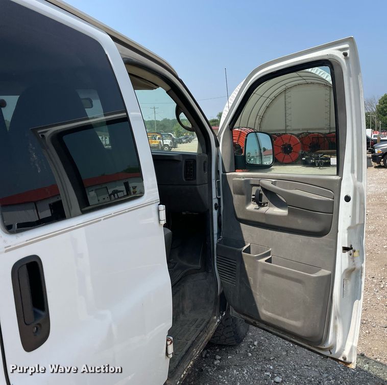 image for item DL3788 2004 Chevrolet Express 3500  van