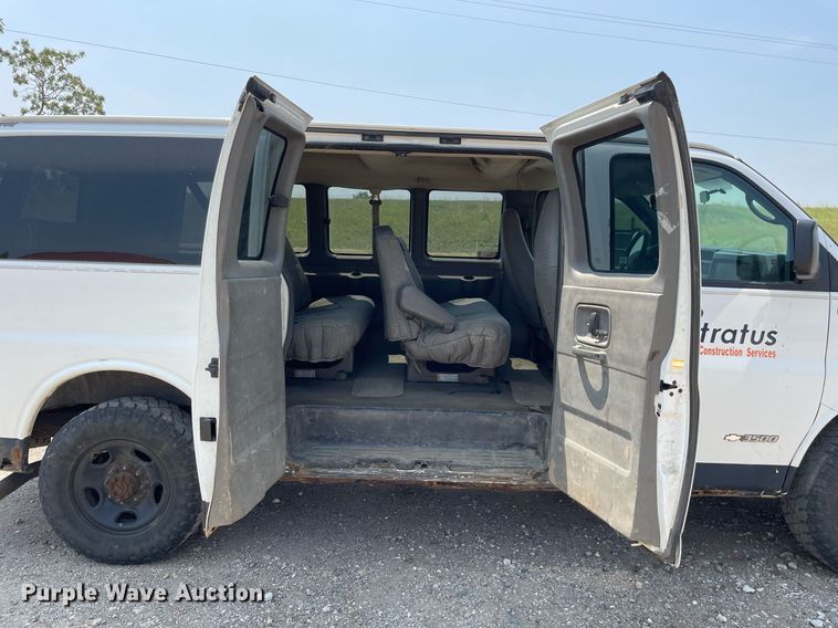 image for item DL3788 2004 Chevrolet Express 3500  van