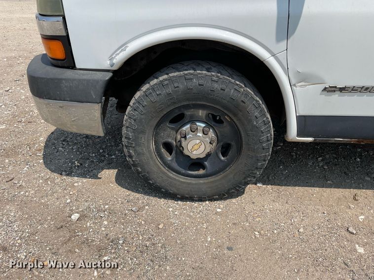 image for item DL3788 2004 Chevrolet Express 3500  van