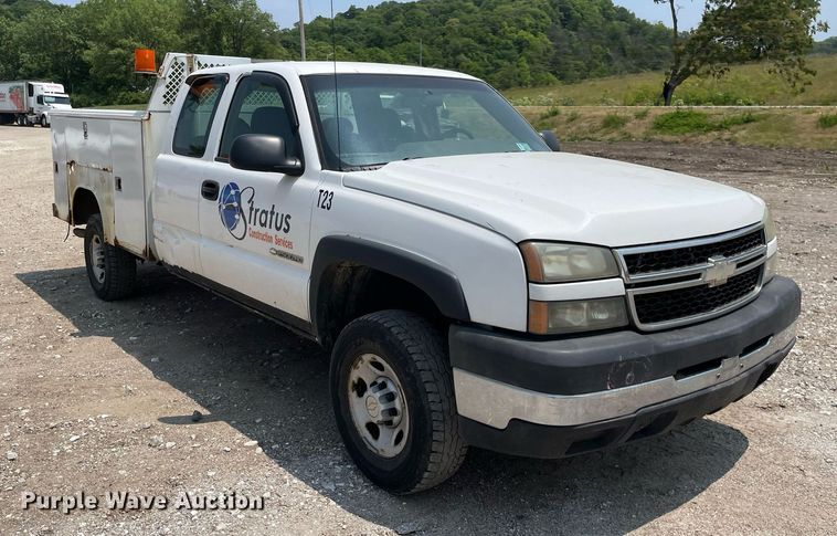 image for item DL3792 2007 Chevrolet Silverado 2500HD  Ext. Cab utility bed pickup truck