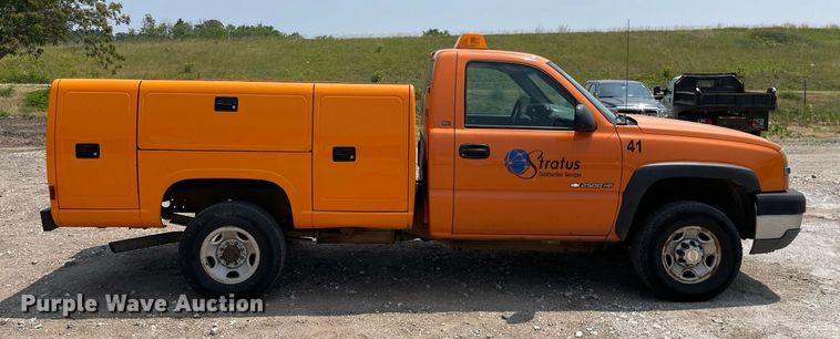 image for item DL3795 2003 Chevrolet Silverado 2500HD  utility bed pickup truck