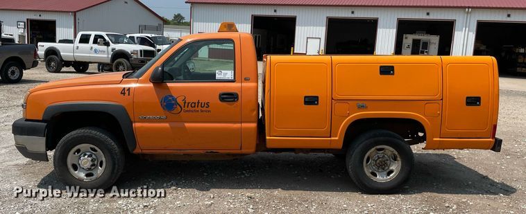 image for item DL3795 2003 Chevrolet Silverado 2500HD  utility bed pickup truck