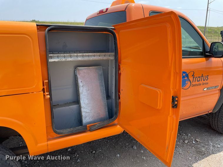 image for item DL3795 2003 Chevrolet Silverado 2500HD  utility bed pickup truck