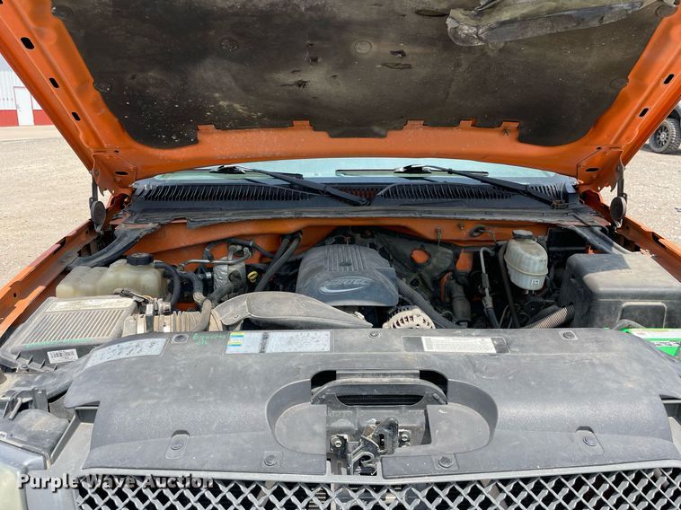 image for item DL3795 2003 Chevrolet Silverado 2500HD  utility bed pickup truck