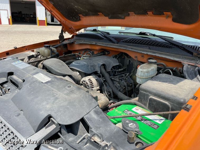 image for item DL3795 2003 Chevrolet Silverado 2500HD  utility bed pickup truck