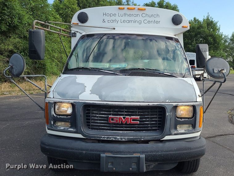 image for item DN8540 2000 GMC Savana G3500  shuttle bus