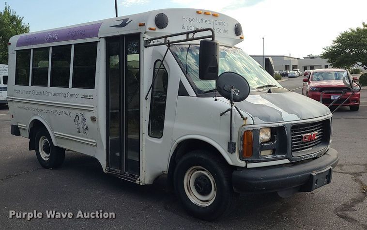 image for item DN8540 2000 GMC Savana G3500  shuttle bus