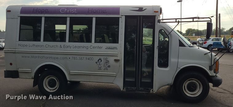image for item DN8540 2000 GMC Savana G3500  shuttle bus