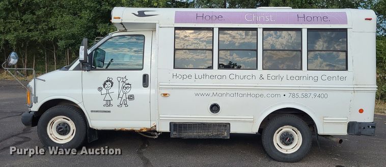 image for item DN8540 2000 GMC Savana G3500  shuttle bus