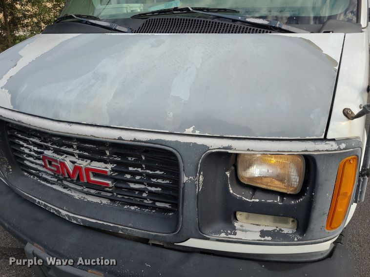 image for item DN8540 2000 GMC Savana G3500  shuttle bus